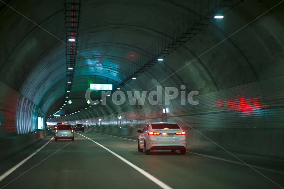 도로,전용도로,고속도로,안전,안전운전,차선,불빛,등,조명,도로교통,빛,과속,안전운행,단속,동굴,운수,단속구간,구간단속,속도제한,속도,car,차,transportation,교통,automobile,자동차,vehicle,차량,tunnel,터널,road