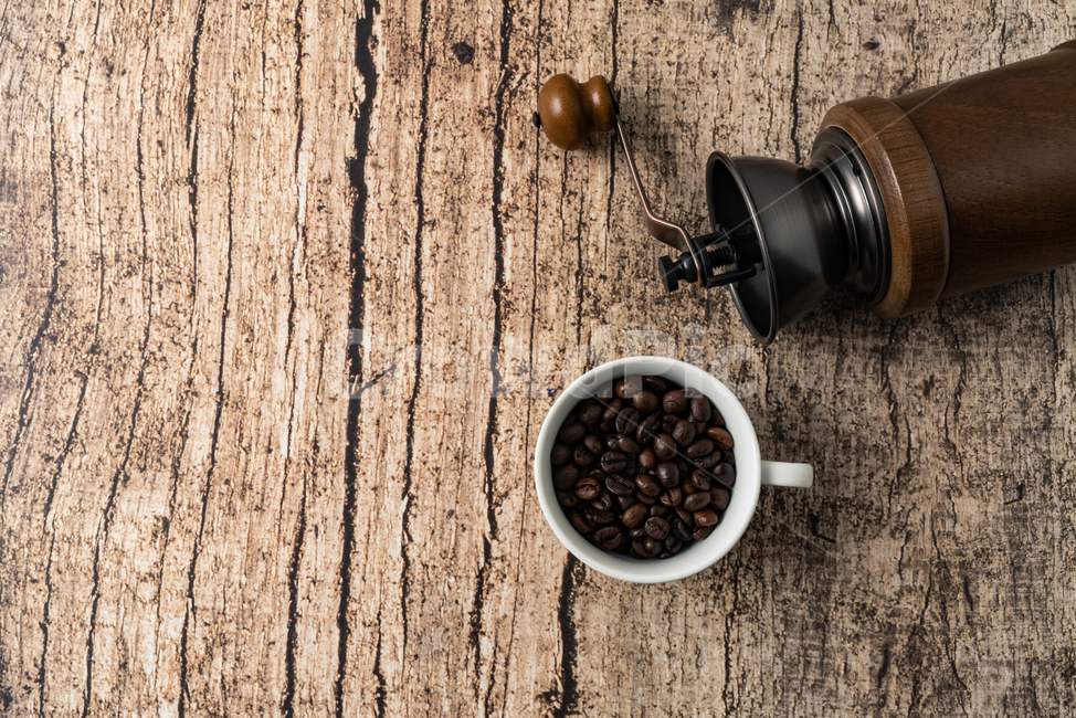 커피,아메리카노,커피원두,원두커피,카페,원두,테이블,머그잔,머그,커피잔,커피용품,커피머신,커피그라인더,커피드리퍼,커피포트,커피메이커,원두가루,로스팅원두,티테이블,빈티지,배경이미지,커피배경,합성이미지,합성용이미지,커피,카페,coffee,cafe,연출,컨셉,콘셉,direction,concept