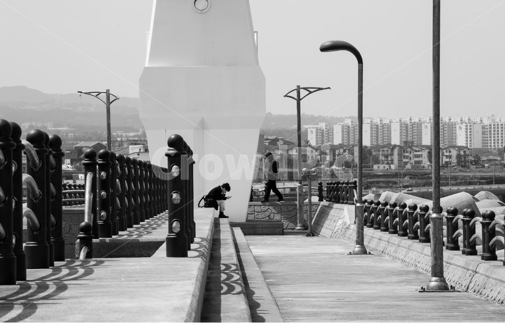 흑백,난간,생각,고민,고뇌,감성,감성사진,인물,흑백,모노톤,monochrome,black and white