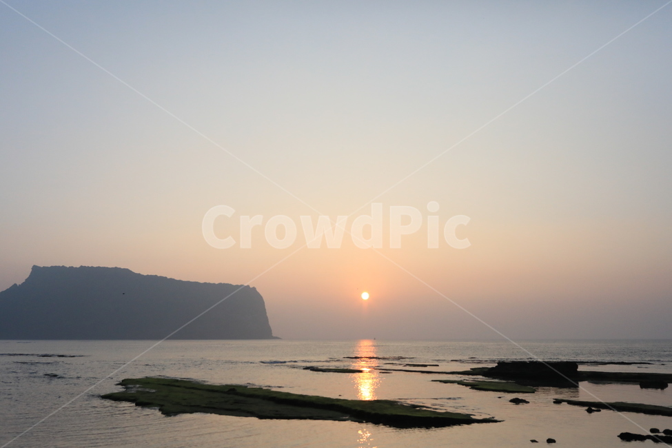 일출,성산일출봉,하늘,새벽,바다,sky,sunrise,sea,자연,풍경,nature,landscape,한국자연풍경,한국자연경관,korea nature landscape,제주도,jeju,jeju island,flare,플레어,light,빛,sunlight,햇빛,outdoors,옥외