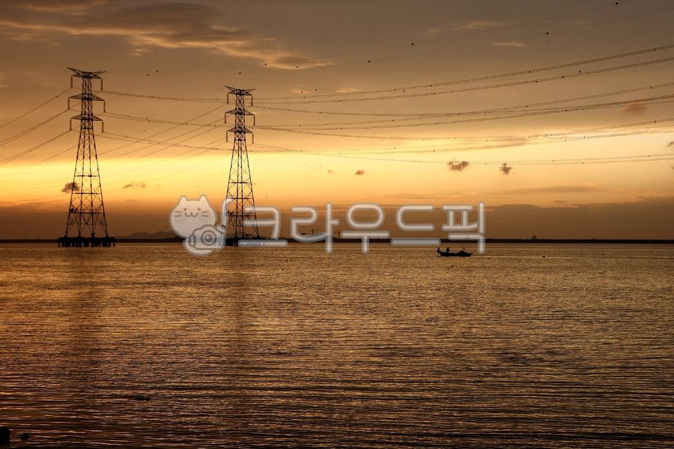 서해,노을,철탑,고기잡이배,잔잔한분위기