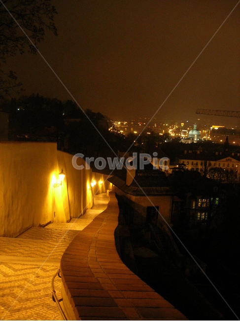 성곽,야경,프라하,조명,분위기,길,계단,노란,밤,야경,밤,풍경,nightscape,night,landscape,walkway,보도,path,통로,sidewalk,pavement,포장