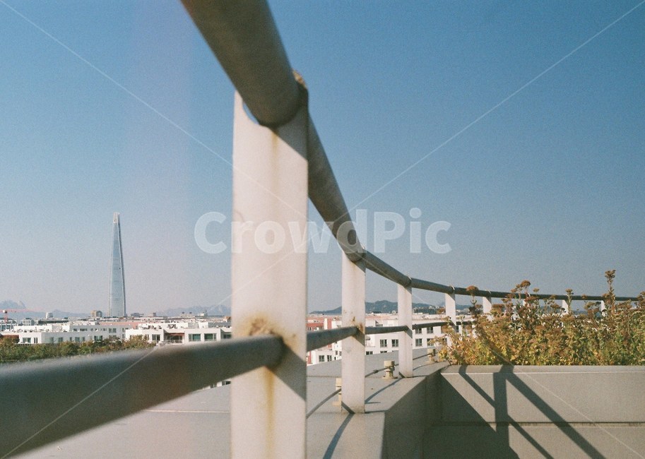 필름사진,롯데타워,구도,하늘,난간,잠실타워,옥상,옥상정원,울타리,필름,도시,풍경,city,landscape,한국도시풍경,한국도시경관,korea cityscape,handrail,banister,road,도로,railing