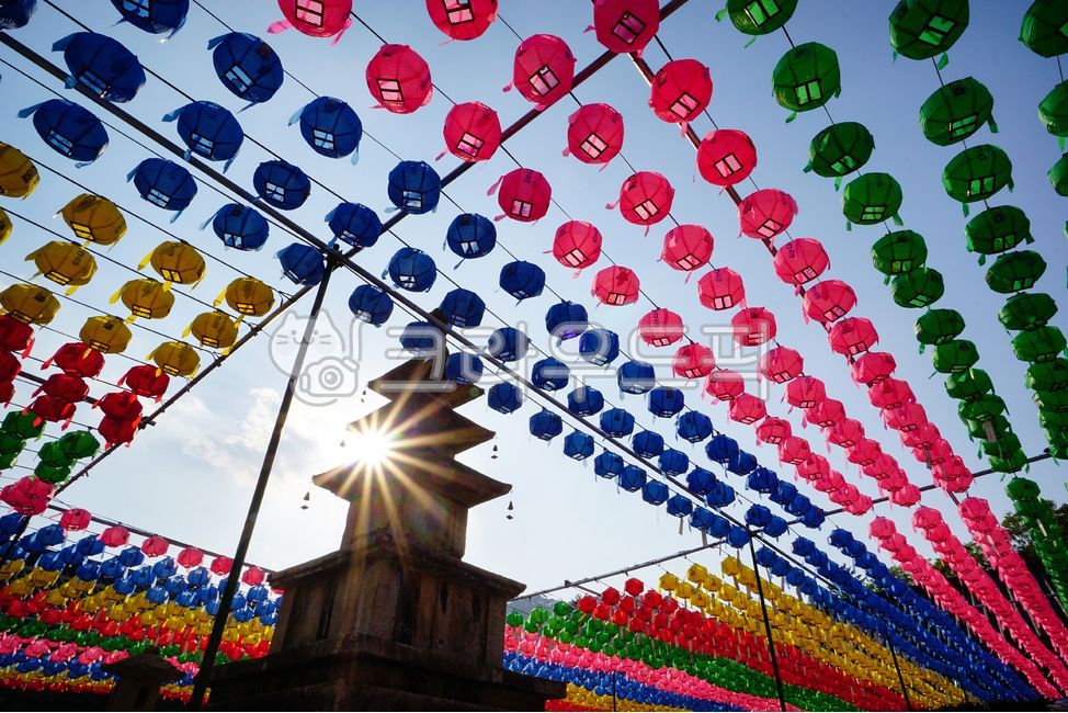 부처님오신날,불교,연등,빛갈림,소망,석가탄신일,상징,석탑,삼층석탑,사찰,초파일,등,해인사,합천군,정중삼층석탑,기원,소원,밝히다,불빛,빛,햇빛,햇살,햇볕,석가모니,성불,등불,컬러,색,색채,아시아,한국,대한민국,합천,탑,태양,해,하늘,조명,부처님,종교,신앙,rellgion,belief,faith