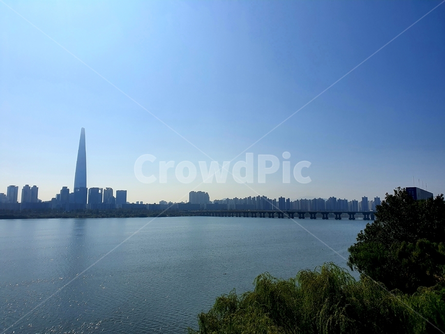 building,건물,spire,첨탑,architecture,건축물,steeple,뾰족한탑,tower,탑,nature,자연,outdoors,옥외,city,시티,town,도시,urban,어반,highrise,고층건물,한강,river,강,가을,하늘,sky,cloud,구름,landmark,랜드마크,한국도시풍경,한국도시경관,korea cityscape