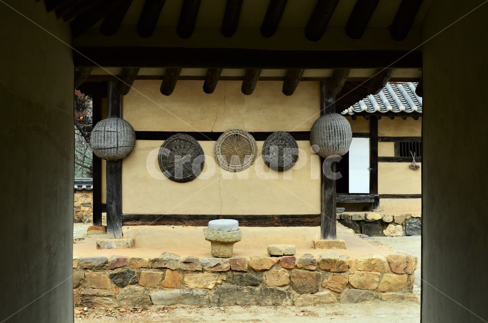 생활도구,민속품,소쿠리,채반,맷돌,한국문화,한국정서,한국전통,전통문화,한국전통,한국문화,korean traditional,korean culture,건축물,건물외관,exterior,building,structure,architecture,construction