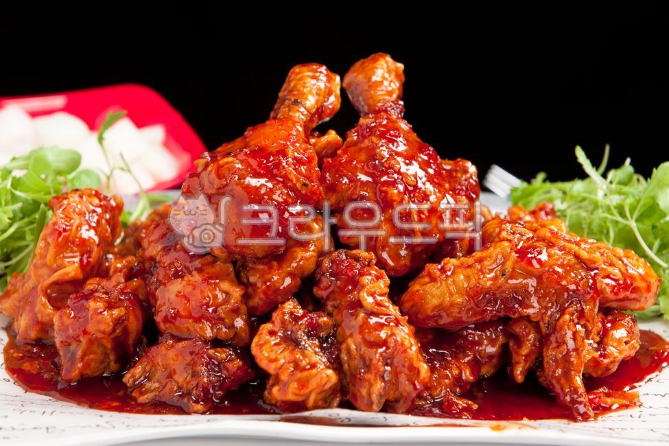 양념치킨,클로즈업,통닭,닭다리,패스트푸드,컨셉,양념,요리,닭고기,튀김,육류,식품,푸드,seasonedchicken,closeup,wholechicken,chickenlegs,fastfood,concept,seasoning,cooking,chicken,friedfood,meat,food,음식