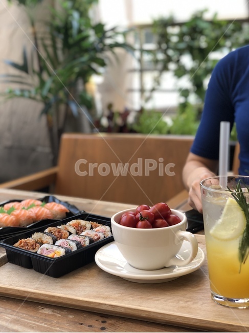식탁,김밥,스시,토마토,연어,테이블,음료수,쥬스,식당,밥,음식,식재료,요리,food,cook,meal,dishes,food reserves
