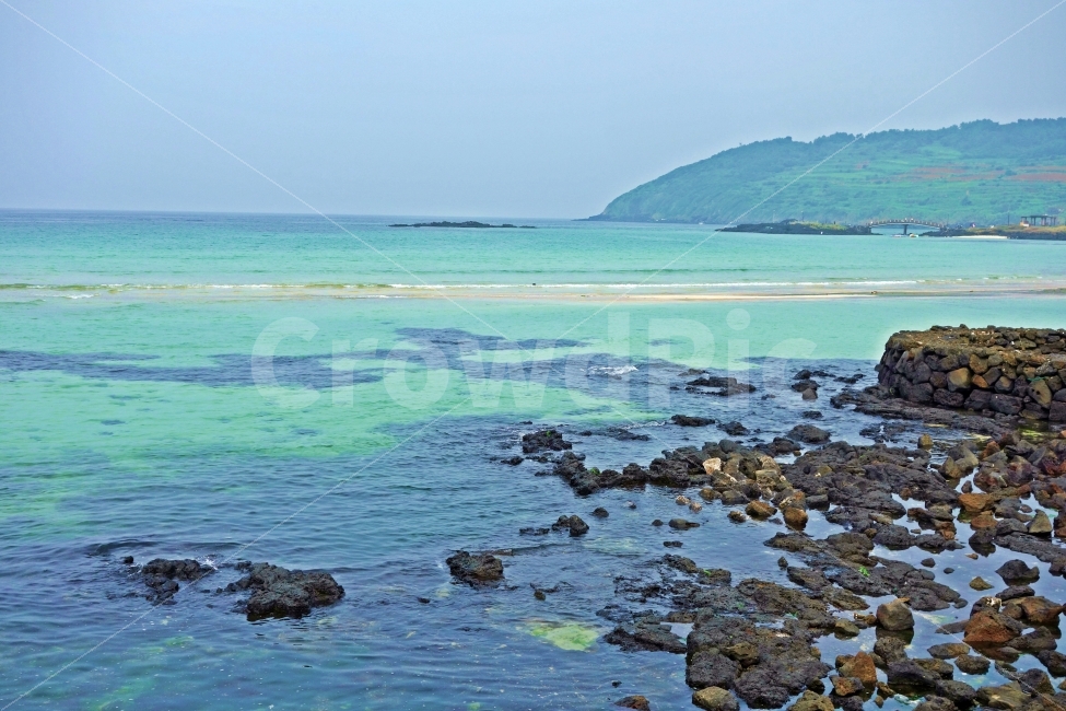 제주도,함덕서우봉해변,서우봉,에메랄드,바다,푸른,현무암,파도,물결,수평선,돌,여행,자연,풍경,경치,자연,풍경,nature,landscape,해변,바다,beach,sea,제주도,jeju,jeju island,outdoors,옥외,land,땅,ocean,대양,water,물,shoreline,해안선,promontory,곶,coast,연안