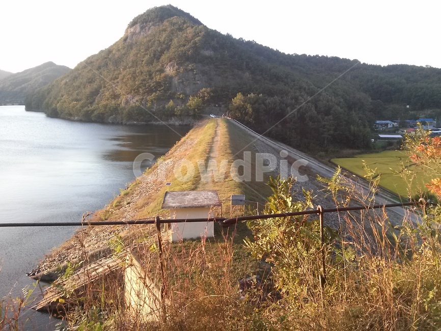 저수지,둑,산,계절,가을,자연,풍경,nature,landscape,outdoors,옥외,road,도로