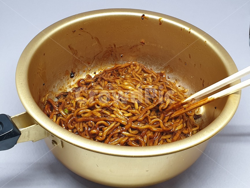 라면,짜장면,짜파게티,냄비,인스턴트식품,식품,식사,끼니,요리,조리,레시피,면발,맛있는,food,음식,누들,noodle,나무젓가락