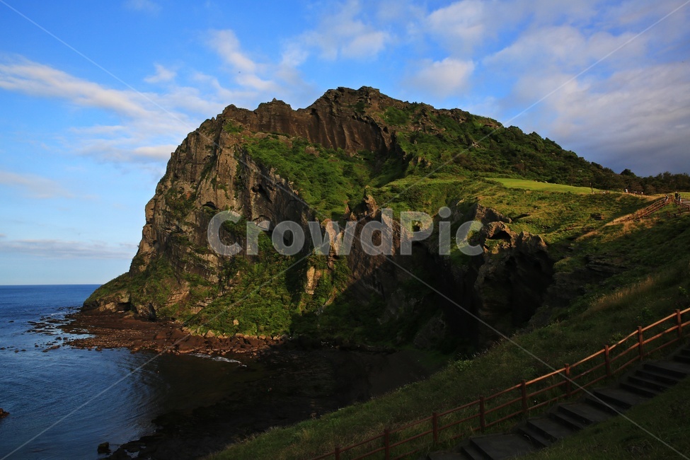 shoreline,해안선,promontory,곶,water,물,ocean,대양,sea,바다,field,들,제주,scenery,풍경,outdoors,옥외,nature,자연,landscape,경치,성산일출봉,cliff,낭떠러지