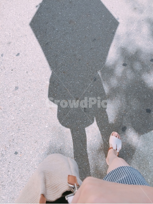 그림자,양산,외출,여름,길바닥,길가,길,거리,샌들