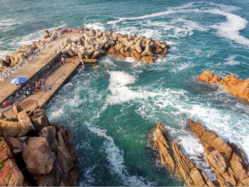 바다,파도,방파제,물,여름,자연,풍경,nature,landscape,사람들,대중,군중,other people,crowd,outdoors,옥외,water,ocean,대양,sea,promontory,곶,rock,록