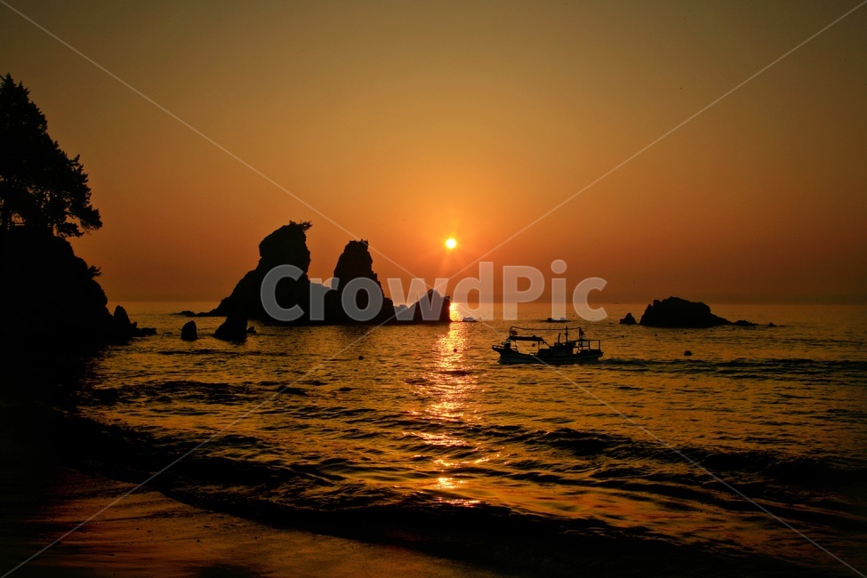 강원도,동해,추암,추암일출,여명,아침,해돋이,형제바위,배,형제바위일출,nature,자연,outdoors,옥외,sky,하늘,redsky,붉은하늘,flare,플레어,light,빛,dawn,새벽,자연,풍경,nature,landscape