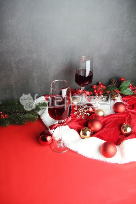 크리스마스,파티,배경,오너먼트,와인잔,벨벳,화이트,눈꽃모양,리본,레드와인,glass,유리,wineglass,와인잔,와인,wine,beverage,음료,alcohol,술,redwine,적포도주,장식,장식품,카피공간,오브젝트,연말파티,공,골드,레드,빨강,빨간색,고급스러운,반짝이는,메리크리스마스,성탄절,merry christmas