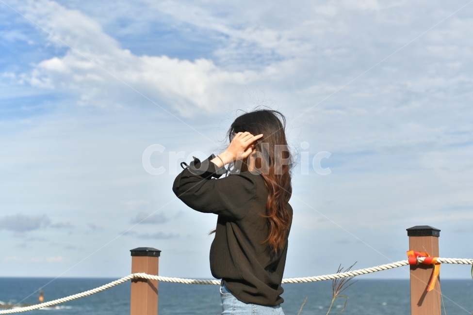 뒷모습,사람,인물,여성,여자,바다,하늘,woman,human,sea,sky,cloud,사람,인물,인간,human,person,여성,여자,woman,female,lady,여행,휴가,traveling,vacation,trip