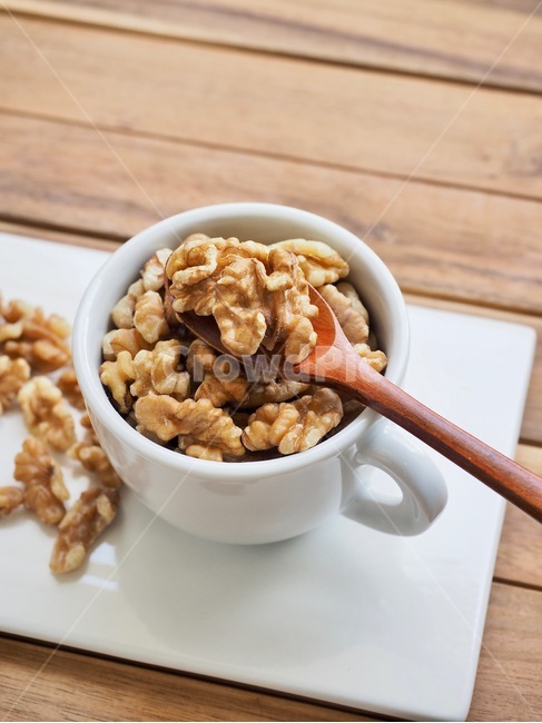 full moon,Full moon of the first lunar month,plate,nut,walnut,porcelain cup,nuts,coffee cup,background,wellbeing,Spoon,cowardice