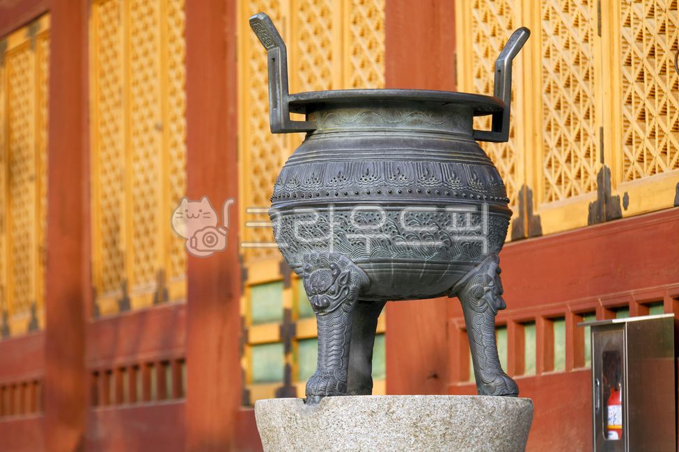bronze censer,Junghwa Concentrator,Deoksugung Palace Incense Burner,Cultural Heritage,raised,Ritual tools,Deoksugung Palace,thurible