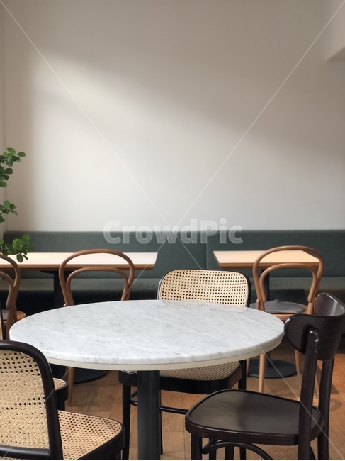 chair,의자,인테리어,가구,남향,테이블,쇼파,카페,분위기,interior,furniture,sofa,table,cafe,mood,휴식,rest,spare,안락한,comfort,나무의자,대리석테이블,초록,짚,인테리어,실내디자인,interior design