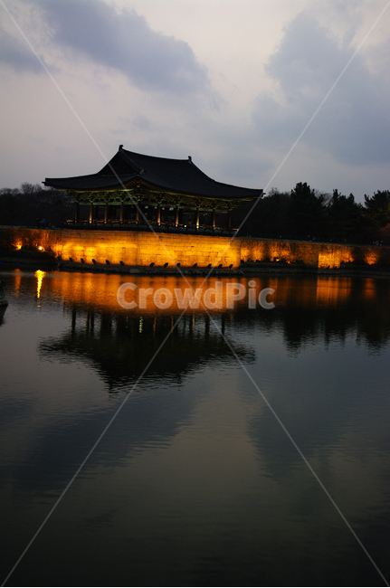 안압지,연못,경주,건축,지붕,traditional,전통,조명,빛,하늘,구름,풍경,야경,밤,풍경,nightscape,night,landscape,한국전통,한국문화,korean traditional,korean culture,랜드마크,landmark,tourist attraction,한국랜드마크,한국관광지,한국명소,korea landmark,korea tourist attraction,건축물,건물외관,exterior,building,structure,architecture,construction