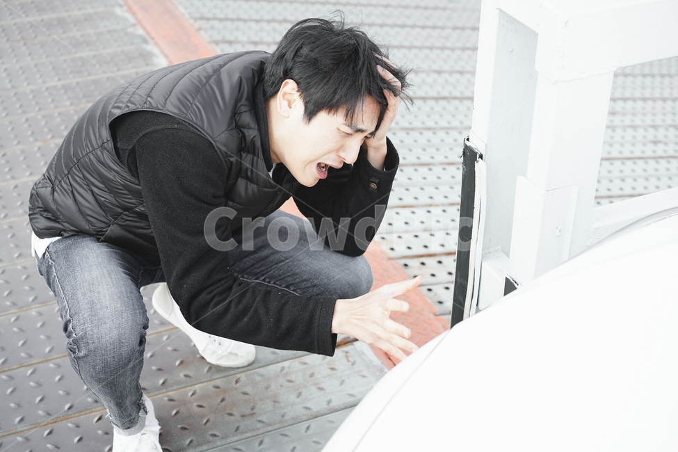 자동차,차량,차량사고,남자,사고차량,얼굴표정,감정표현,머리아픔,사람,인물,인간,human,person,얼굴표정,facial expression,face,남성,남자,man,male,감정표현,기분,feeling,emotion,교통,교통수단,traffic,transportation