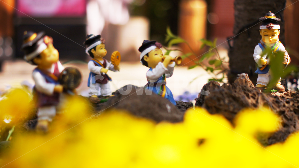 봄,꽃,노랑,따뜻함,화사,봄,계절,spring,season,한국전통,한국문화,korean traditional,korean culture,조각상,동상,석상,조형물,statue,bronze statue,stone statue,figurine,작은 입상