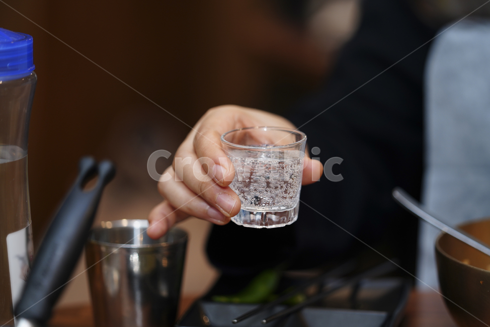 잔,컵,탄산,손,건배,술자리,마실거리,음료,cup,glass,술,주류,alcohol