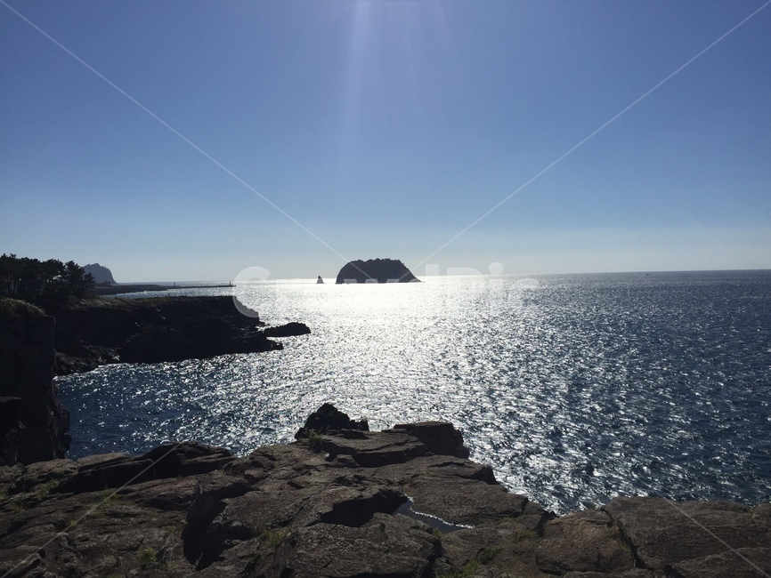 제주도,제주도바다,제주도절경,섬,바다,햇살,바위,푸른바다,푸른하늘,배경,풍경,sea,rock,bluesky,jeju,따스함