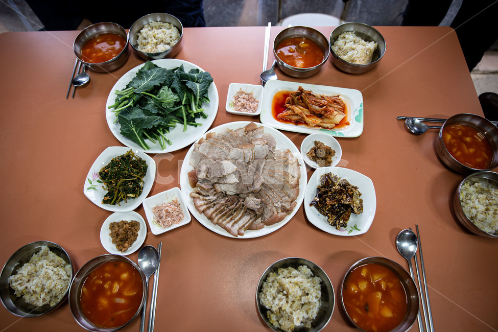 시골밥상,나물,김치,반찬,돼지고기,수육,감자국,마른고추,소박
