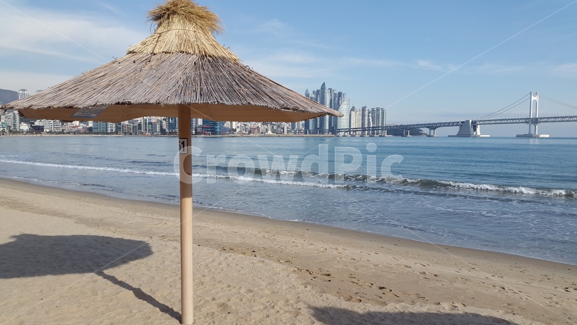 파라솔,겨울바다,부산,광안리,해수욕장,전경,바닷가,백사장,파도,스카이라인,시원하다,해변,바다,beach,sea,도시,풍경,city,landscape,한국도시풍경,한국도시경관,korea cityscape,nature,자연,outdoors,옥외,water,물,shoreline,해안선
