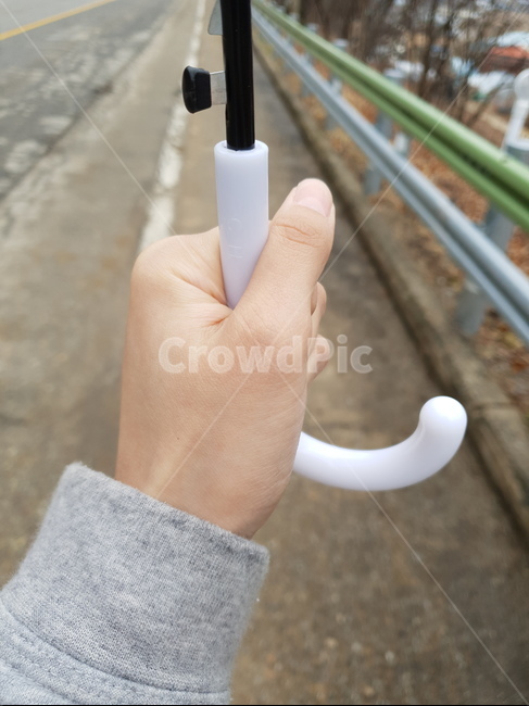 우산,손,우산손잡이,투명우산,비,도로,사람,인물,인간,human,person,신체일부,몸,body