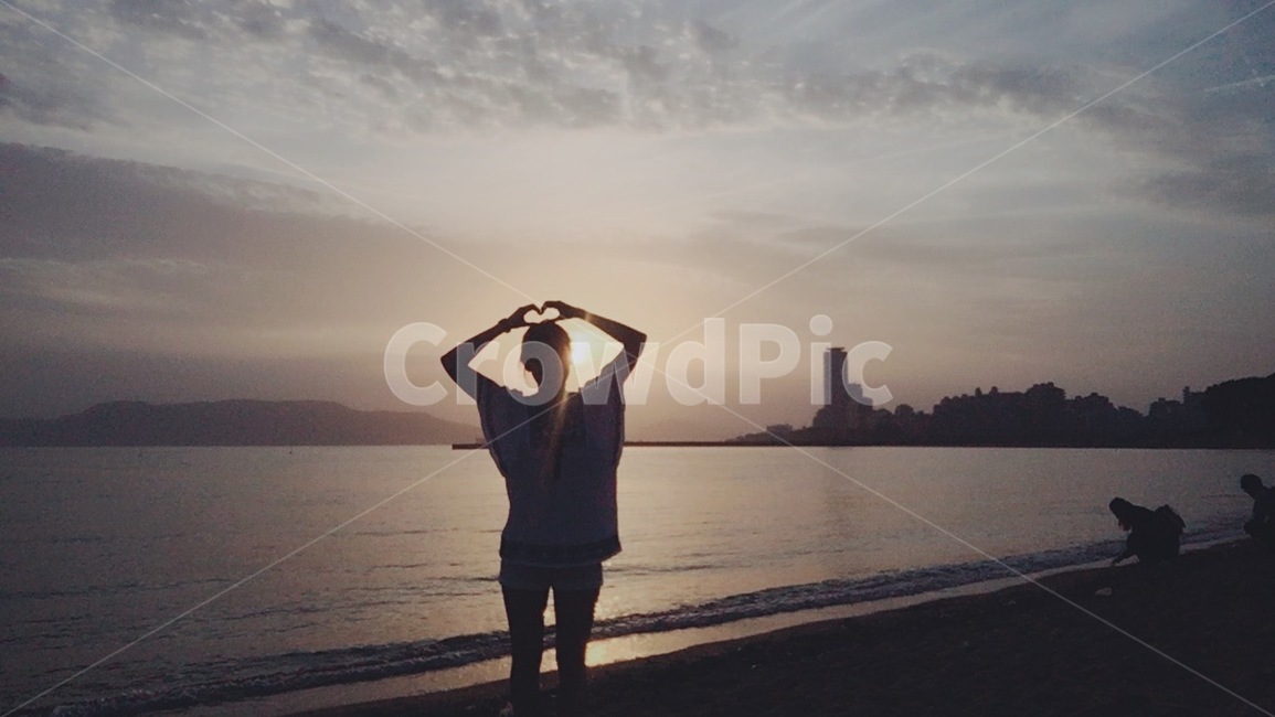 바다,모모치해변,여행,해변,해수욕장,노을,sunset,낙조,해변,바다,beach,sea,사람,인물,인간,human,person,인물실루엣,사람실루엣,character silhouette,human silhouette,여행,휴가,traveling,vacation,trip,nature,자연,outdoors,옥외,ocean,대양,water,물,shoreline,해안선,shorts,반바지,clothing,의류,apparel,의복