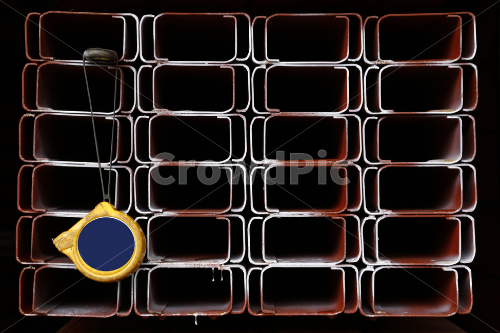 철강제품,사각철강구조물,줄자,작업현장,작업휴식중