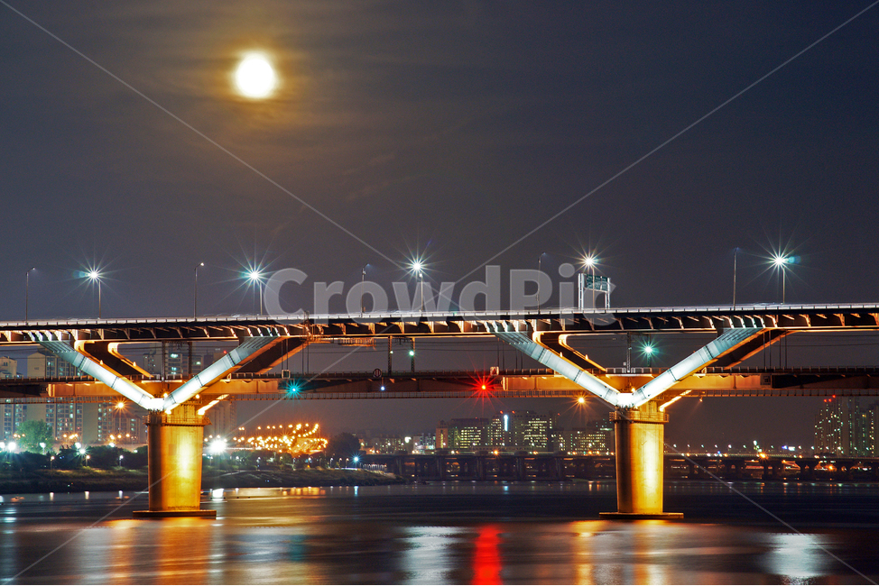 doubledecker bridge,night view,Han River Bridge,full moon,reflection,light,Cheongdam Bridge,Han River