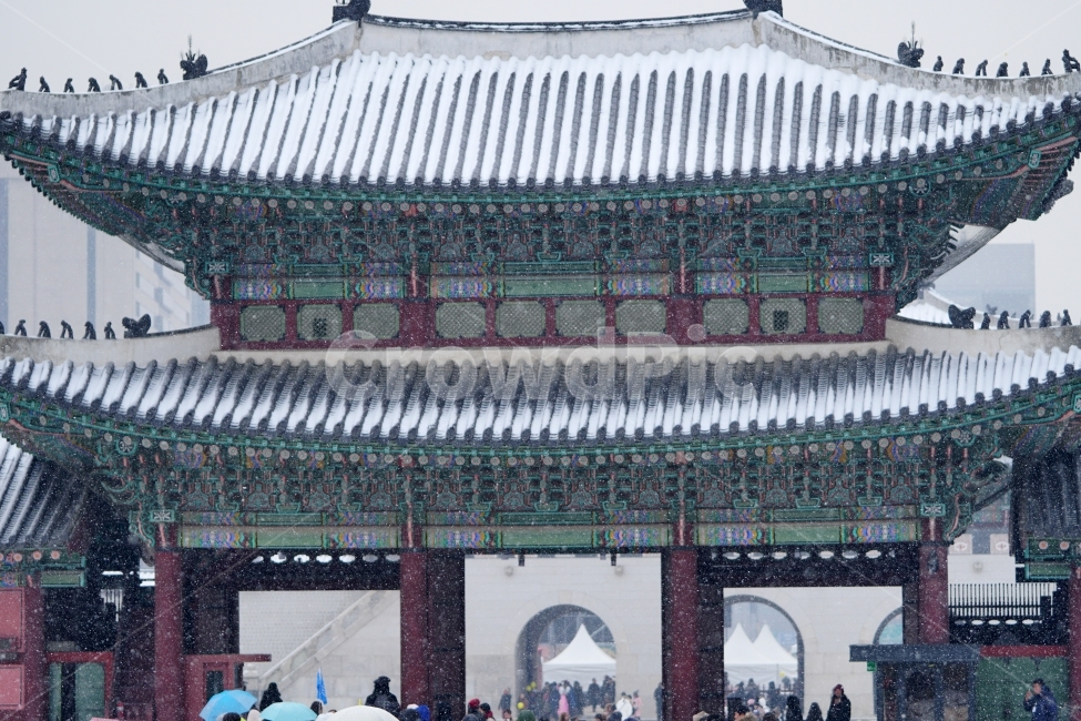 경복궁,광화문,근정문,홍례문,한양,한양도성,궁궐,궁전,조선시대,조선왕조,문화재,역사,히스토리,history,겨울,winter,계절,season,snow,눈,눈내리는,눈쌓인,한옥,지붕,기와,용마루,내림마루,추녀마루,와제,잡상,토우,10신상,처마,한국,코리아,korea,한국적인,한국문화,문화,한국전통,전통,풍경,landscape,건축,건물,토목,흰눈,춥다,추운,cold,서울,seoul,종로구,스냅,스냅사진,감성,감성사진,snap,snapshot,눈오는,성벽,왕궁,역사유적지,국사,한국사,단청,겨울,계절,winter,season,한국전통,한국문화,korean traditional,korean culture,랜드마크,landmark,tourist attraction,한국랜드마크,한국관광지,한국명소,korea landmark,korea tourist attraction,사람들,대중,군중,other people,crowd