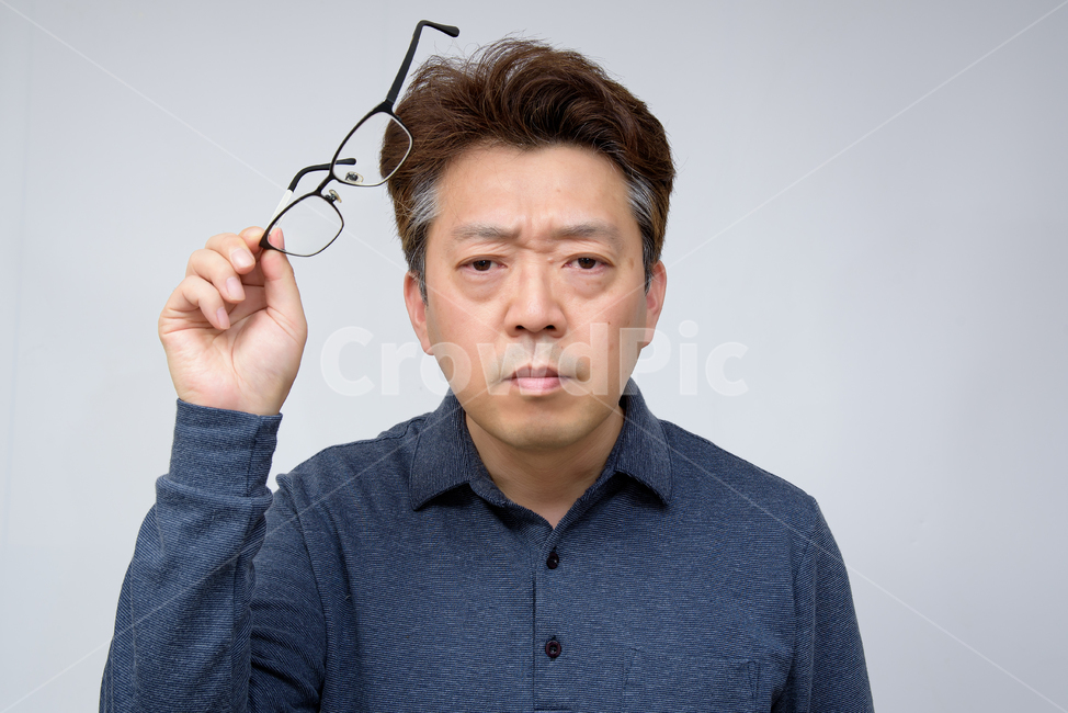 남자,남성,아빠,1명,한국인,일본인,중국인,아시아인,중장년,중년,하얀배경,실내,안경,시력,노안,난시,근시,노화,50대,상반신,표정,눈,40대,돋보기,1인,피곤,피로,눈건강,건강,보건,의료,초점,핀트,신체,시력검사,사람,인물,인간,human,person,남성,남자,man,male