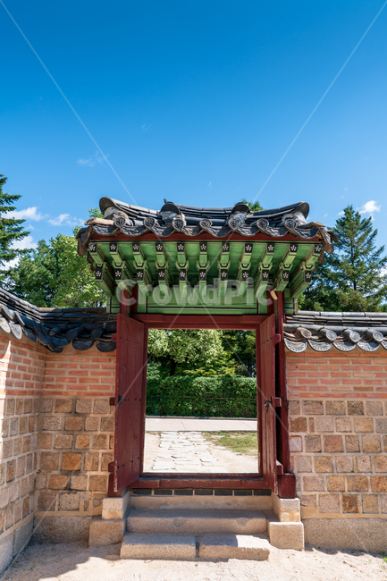 전통,경복궁,고궁,대한민국,서울,한옥,경치,야외,하늘,파란,구름,흰색,처마,곡선,지붕,기와,목조,목재,목조건물,문화재,조선시대,왕,화려한,색깔,건축,한적한,조용한,역사,한국전통,한국문화,korean traditional,korean culture,건축물,건물외관,exterior,building,structure,architecture,construction