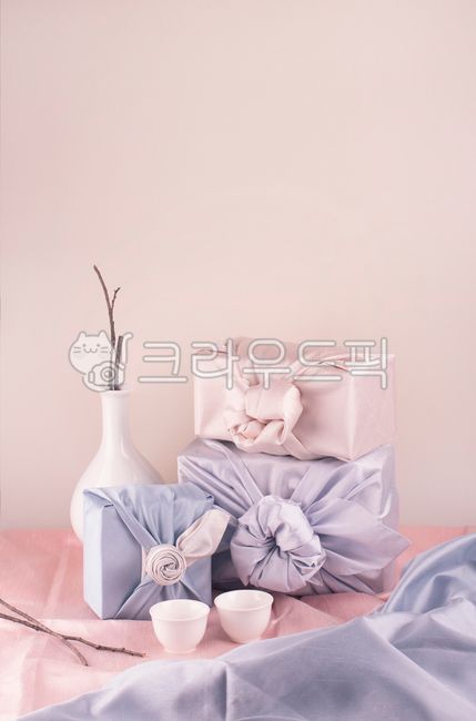 gift,ceramic,concept,wrapper,vase,bottle,holiday,Thanksgiving,branch,theocracy,season,tradition,plan,bundle,new year,shopping,Lunar New Year,glass,Gift wrap,edit,packaging,ancestral rites,korea,background,cloth