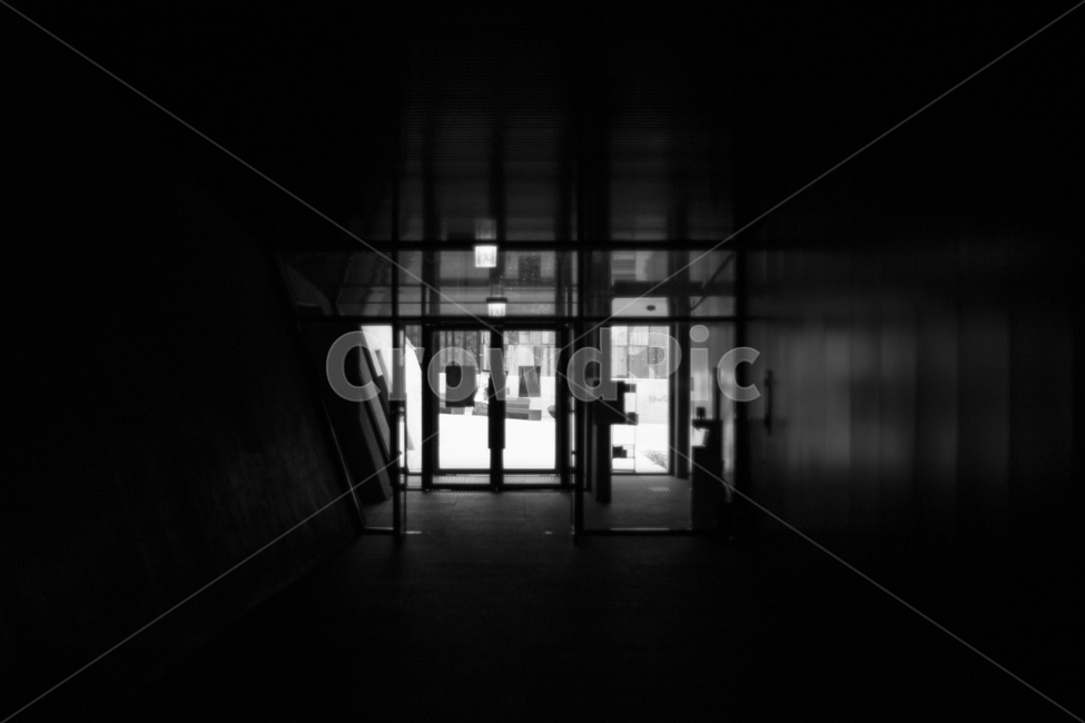 흑백사진,감성사진,문,길,희망,흑백,모노톤,monochrome,black and white,건축물,건물외관,exterior,building,structure,architecture,construction