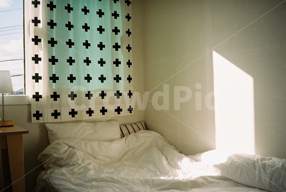 침대,이불,침실,베개,아침,실내,햇빛,인테리어,실내디자인,그림자,interiordesign,sunny,bedroom,filmphotography,감성,감성,sensible,feeling,휴식,힐링,rest,relaxation,healing,인테리어,실내디자인,interior design