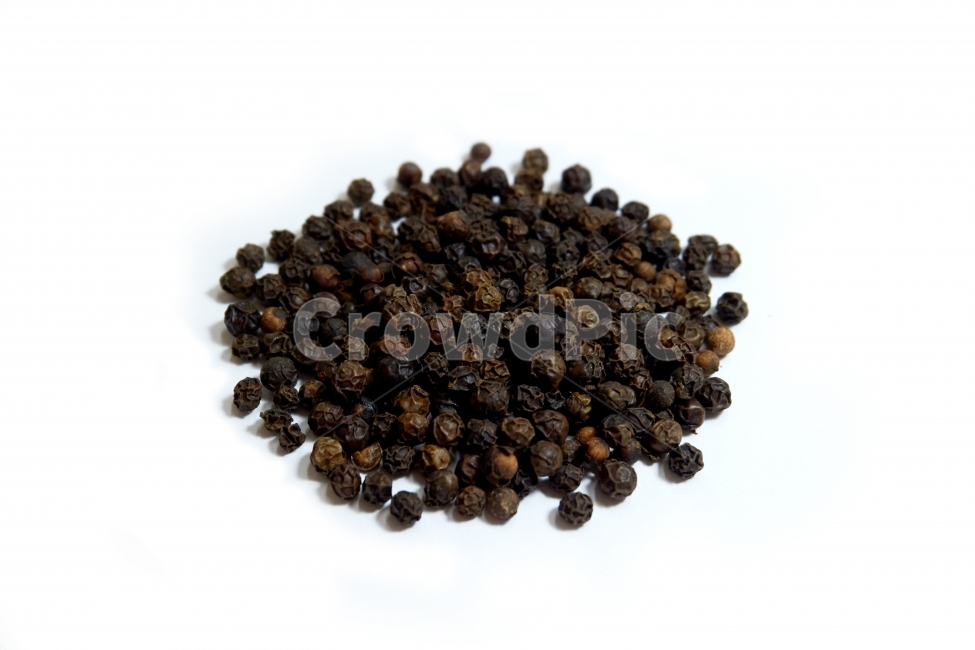 후추,통후추,양념,향신료,식재료,음식,쌓여있는,검은색,동그라미,많은,매운,매콤한,향기,냄새,알싸한,누끼,흰배경,음식,식재료,요리,food,cook,meal,dishes,food reserves,과일,열매,fruit,누끼,remove background