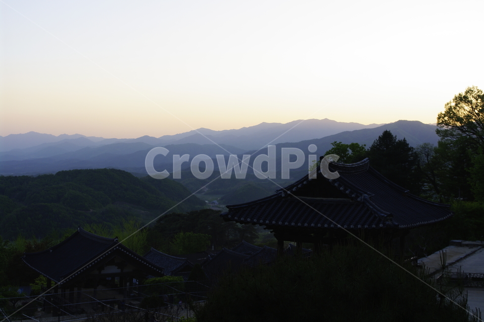 부석사,사찰,건축,전통건축,traditional,전통,기와지붕,풍경,산,노을,하늘,자연,풍경,nature,landscape,한국자연풍경,한국자연경관,korea nature landscape,한국전통,한국문화,korean traditional,korean culture,outdoors,옥외,building,건물