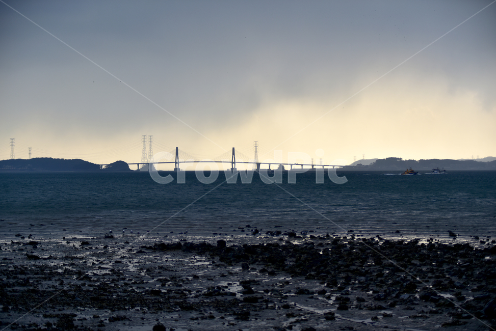 먹구금,검은구름,하늘,다리,대교,바다,해변,건물,건축물,darkclouds,cloud,building,architecture,beach,seashore,shore,bridge,자연,풍경,nature,landscape,machine,기계,engine,엔진,motor,모터