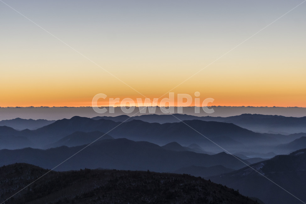 여명,아침,산,일출,새벽,자연,풍경,nature,landscape,outdoors,옥외,mountain,mountain range,산맥,sky,하늘,sunset,일몰,dusk,황혼,dawn,red sky,붉은 하늘