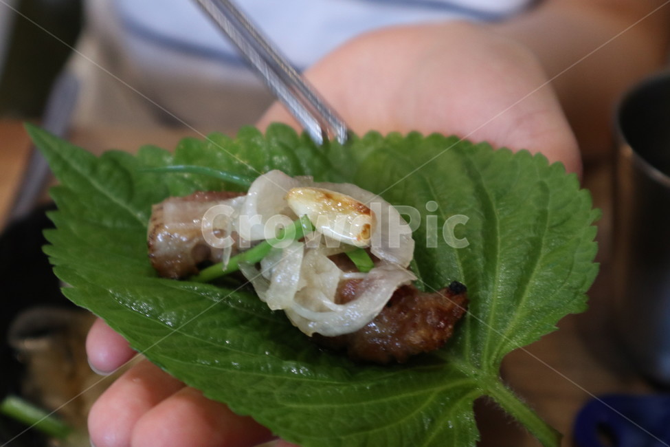 음식,쌈,돼지고기,한국음식,깻입,이베리코,흑돼지,구이,고기,한식,한국