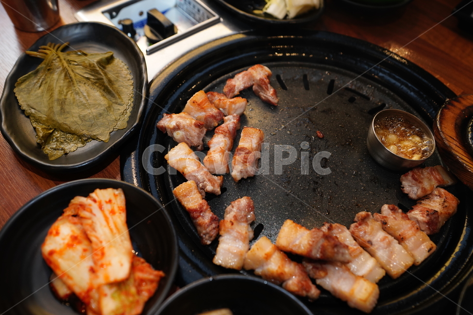 고기,삼겹살,불판,술안주,먹방,돼지,음식,한식,구이,육식,푸드,식사,단백질,먹거리,음식,식재료,요리,food,cook,meal,dishes,food reserves,육류,고기,meat