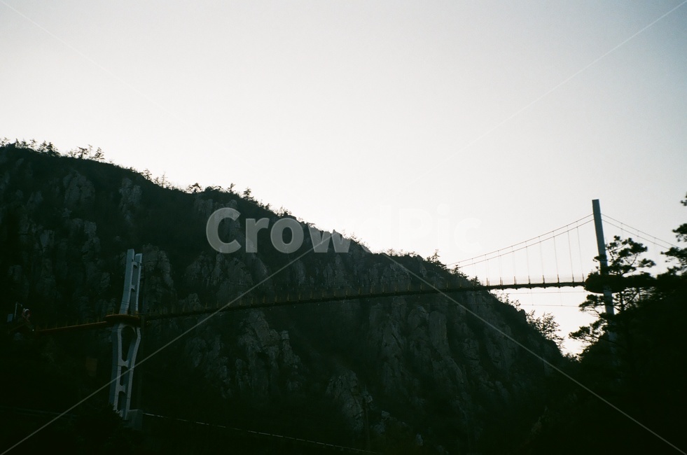 다리,건물,bridge,산,나무,바위,outdoors