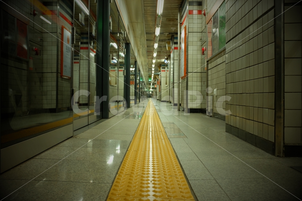 지하철,필름감성,감성사진,필름,지하철역,교통,교통수단,traffic,transportation,corridor,복도,floor,바닥,flooring
