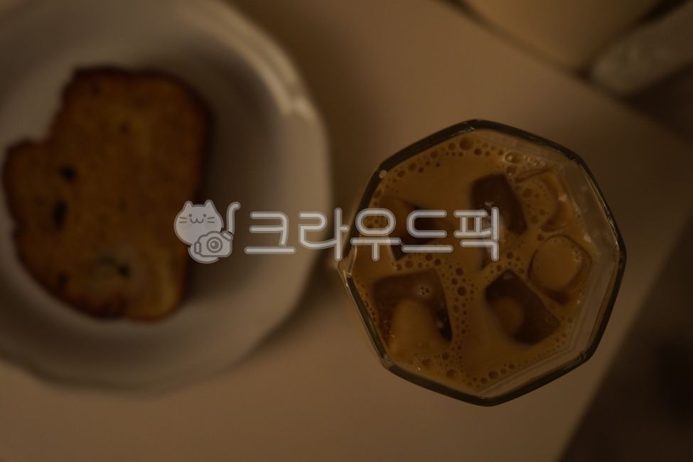 cleaning,bread,snack,house decoration,tranquil,ice,house,room,one room,dessert,light,coffee,quiet,Room decoration